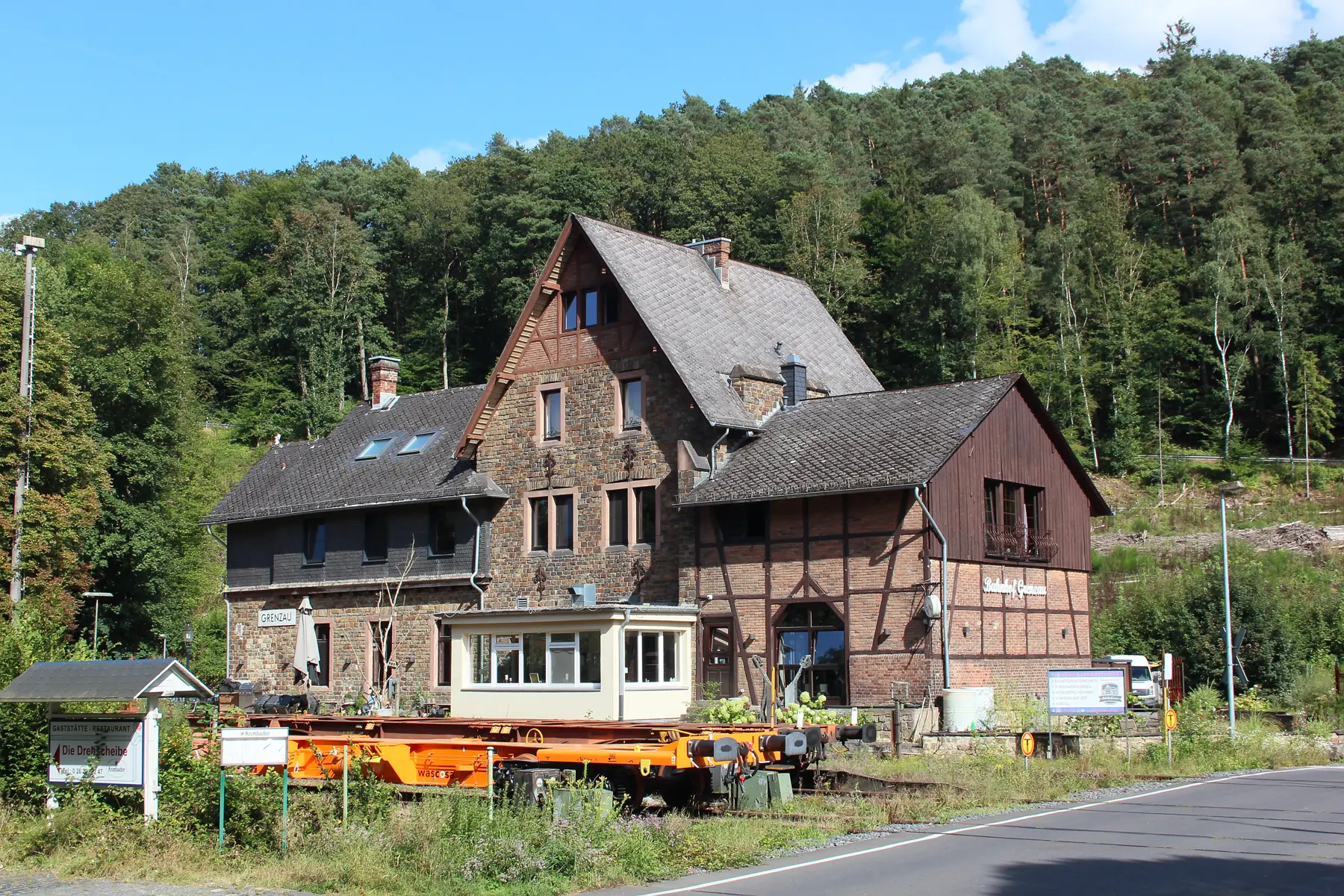 Öffentliche Aufnahme des Empfangsgebäudes Bahnhof Grenzau von LigaDue, 21. August 2024