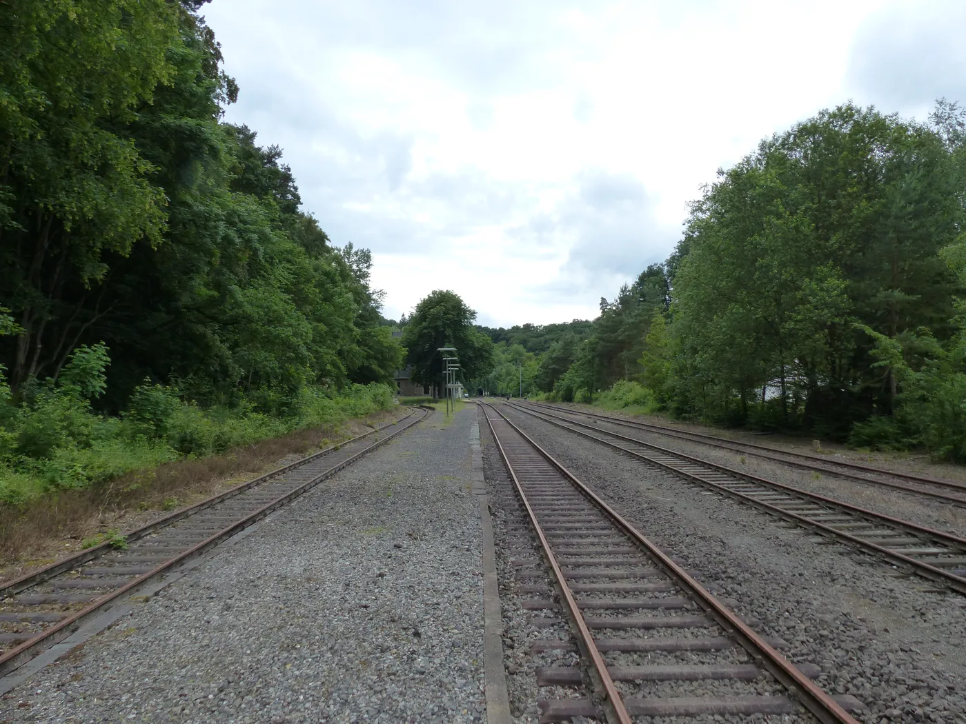 Bahnsteig des Bahnhofs Grenzau und Abzweig der früheren Strecke nach Hillscheid im Juni 2016