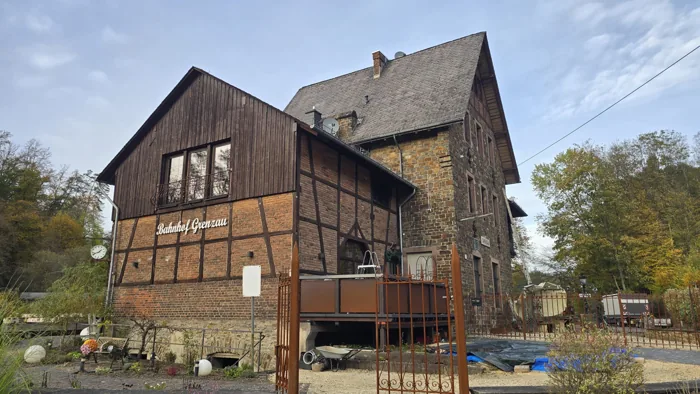 Bruchstein, Fachwerk und der ehemalige Bahnhof am Bahnhof Grenzau